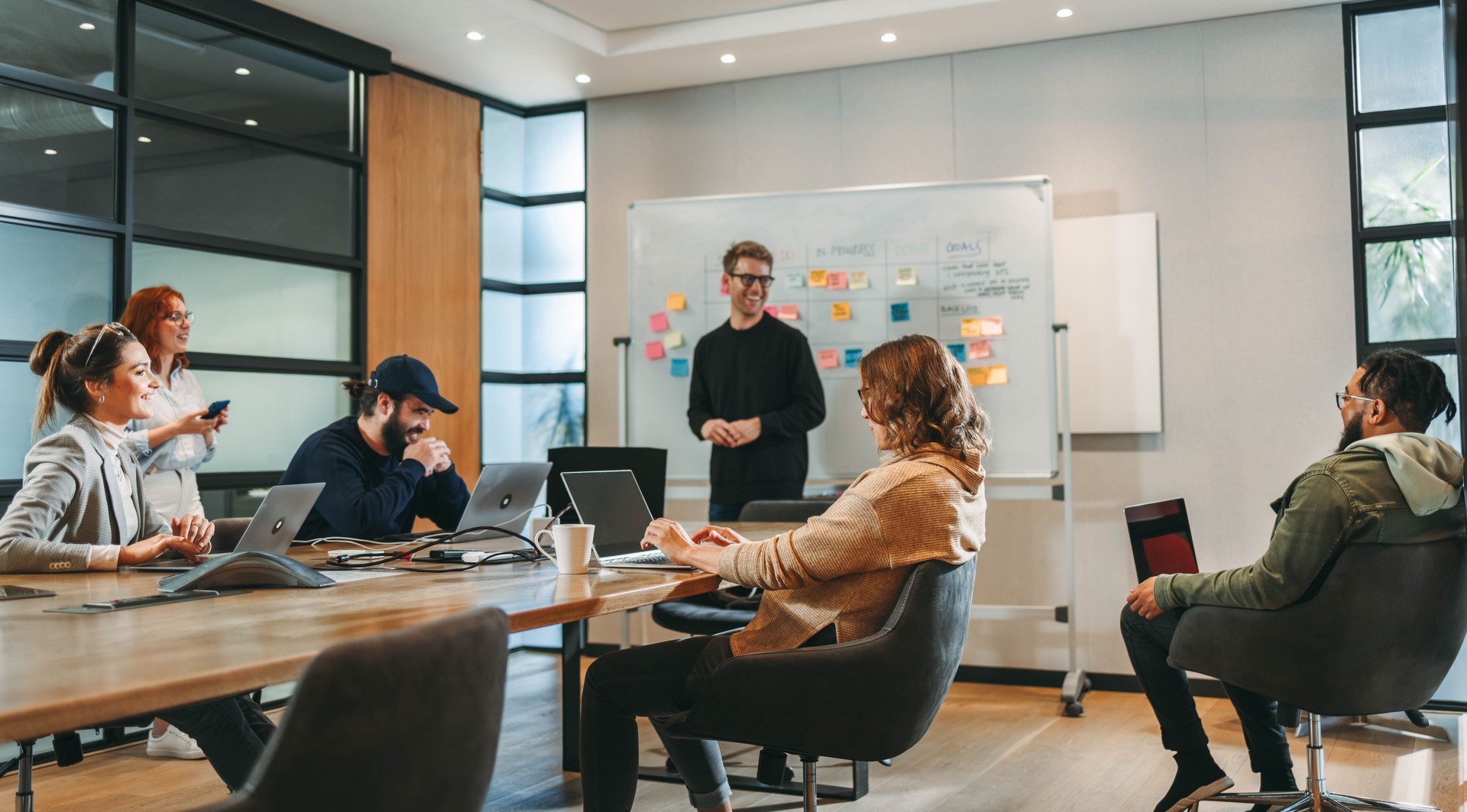Collaborazione dinamica professionisti diversi in meeting produttivo, siti web professionali Facilesito.it 72 ore