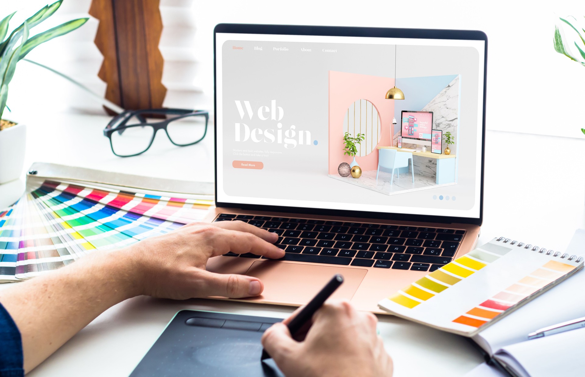 Postazione web design desktop con monitor professionale che mostra interfaccia moderna e layout responsive, esempio della qualità nella creazione di siti web professionali di Facilesito.it. Specializzati nella realizzazione siti internet con design responsivo e UX/UI ottimizzata, garantiamo sviluppo web rapido e esperienza utente ottimale su tutti i dispositivi in 72 ore a prezzi competitivi.