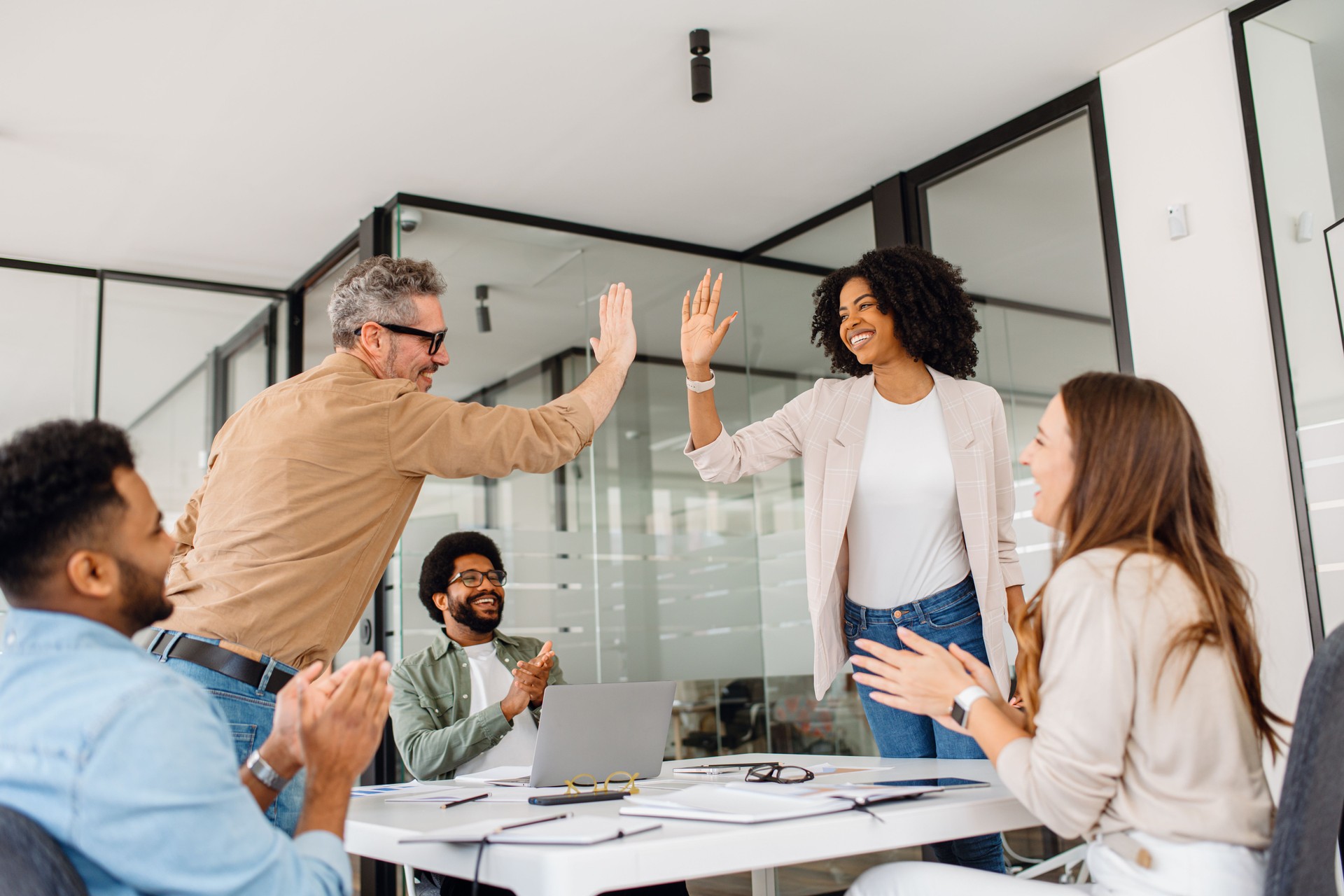 Gruppo eterogeneo di professionisti web designer e sviluppatori celebra il successo di un progetto completato in ufficio moderno. Il team di esperti di Facilesito.it trasforma le idee in siti web professionali e realizzazione siti internet su misura, garantendo il successo online dei clienti con sviluppo web rapido in 72 ore a prezzi competitivi.