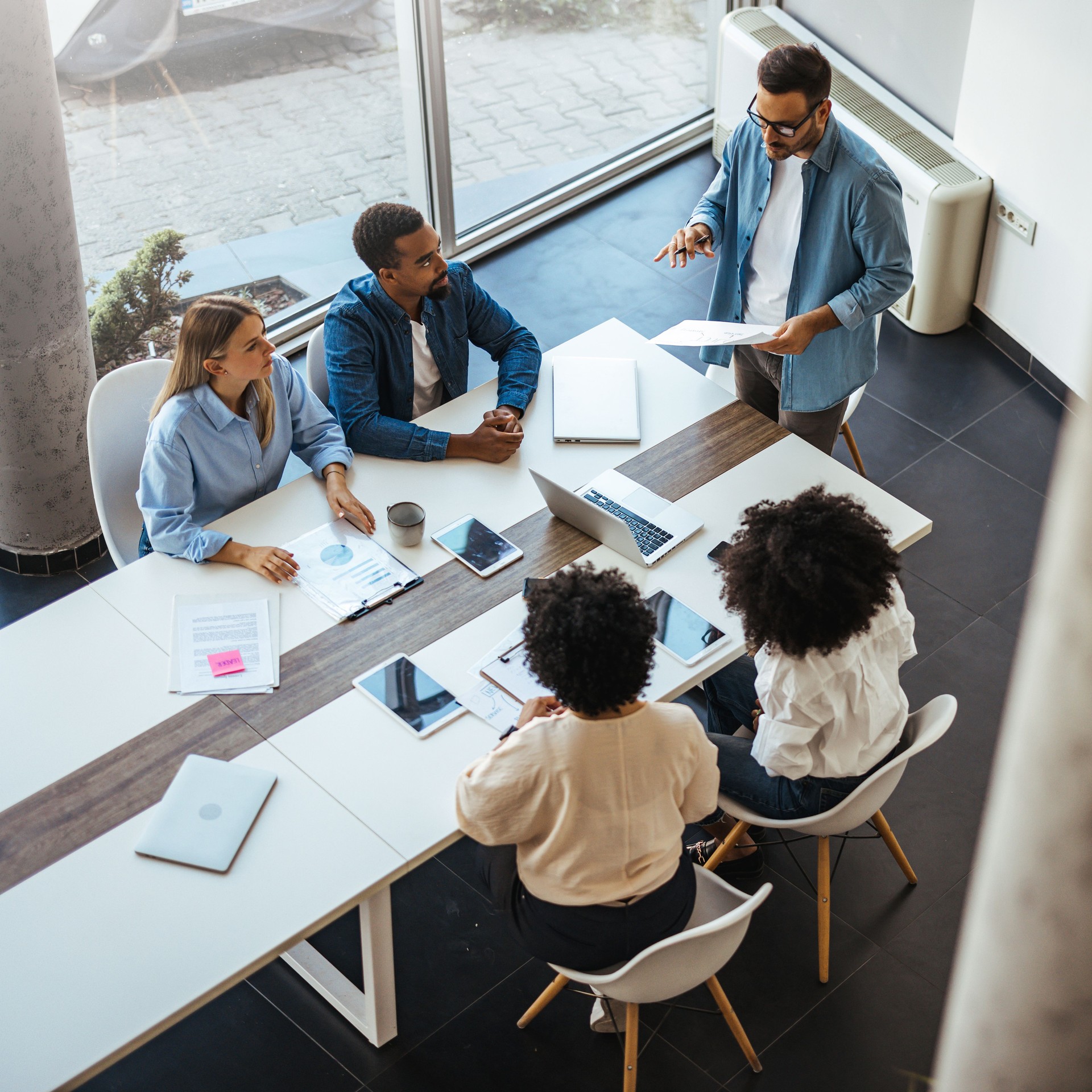 Team di esperti eterogeneo in riunione, impegnato nella creazione di siti web professionali e nella realizzazione di siti internet su misura. Con Facilesito.it, soluzioni digitali rapide e collaborative per il successo online della tua azienda, a prezzi competitivi.