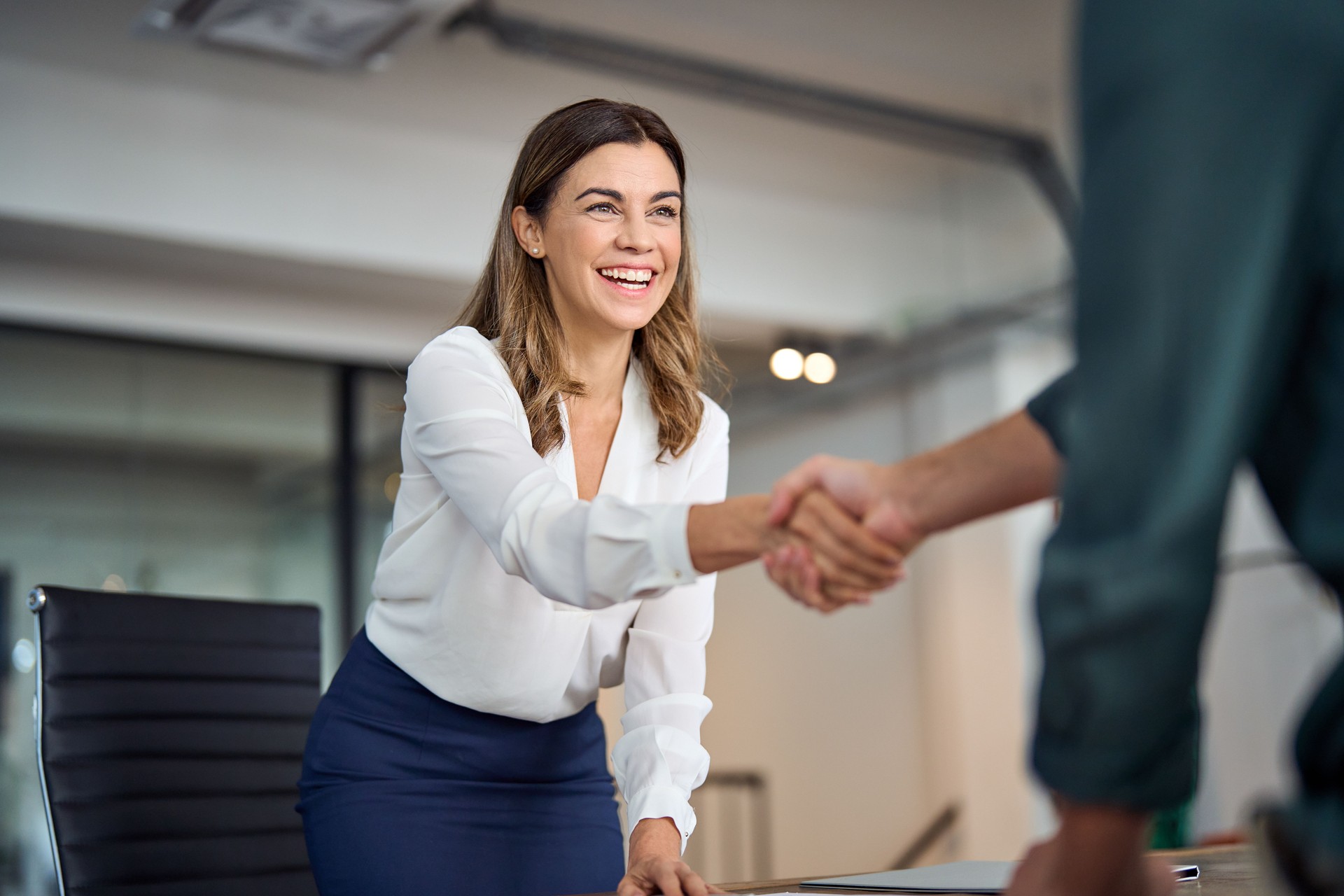 Manager donna d'affari di mezza età stringe la mano al cliente in ufficio moderno, suggellando una partnership di successo per la creazione di siti web professionali. Con Facilesito.it, consulenza personalizzata e realizzazione siti internet su misura in 72 ore garantiscono rapporti di fiducia e successo digitale a prezzi competitivi.