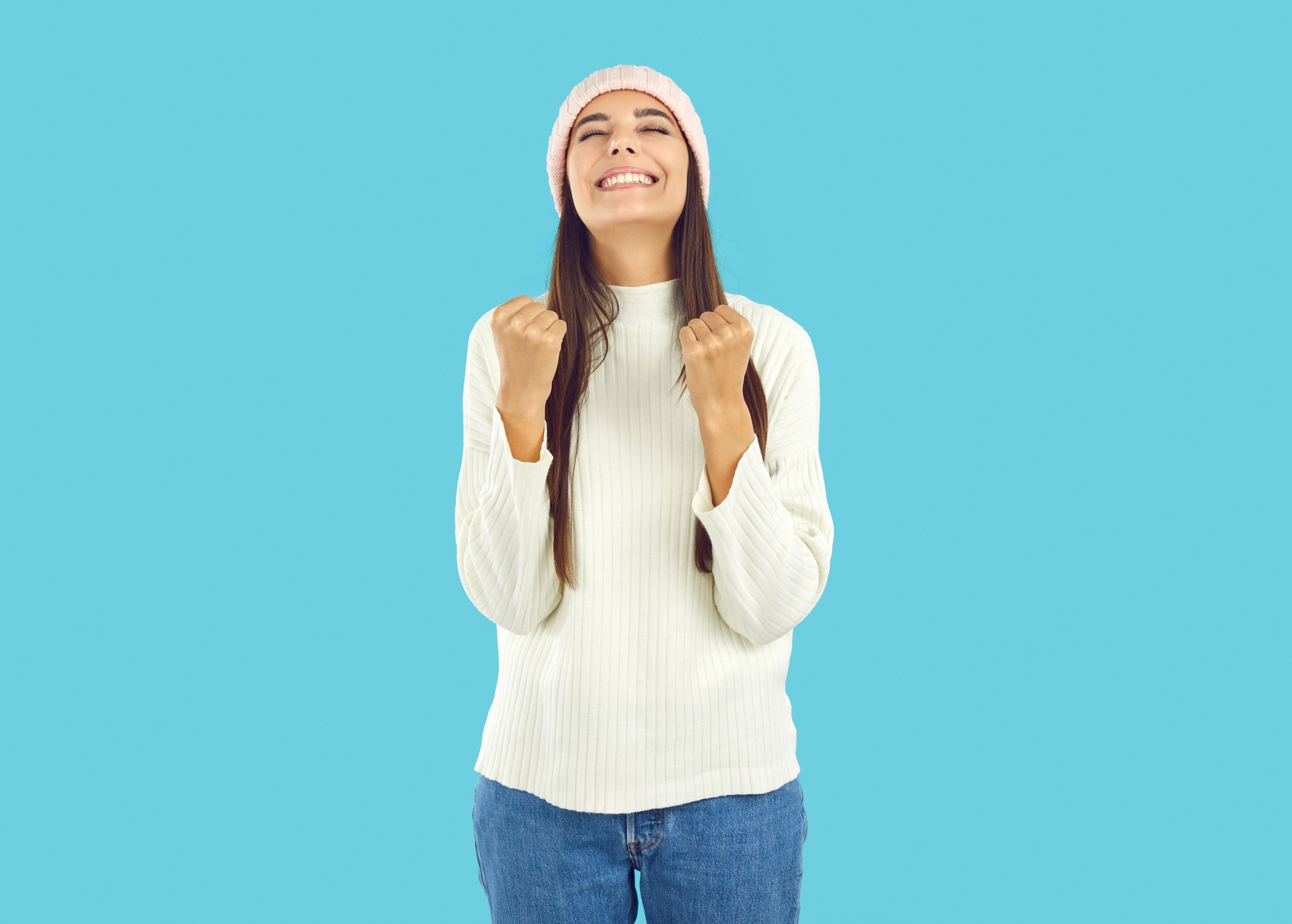 Giovane imprenditrice soddisfatta che naviga il suo nuovo sito web professionale, creato con Facilesito.it in sole 72 ore. Soluzioni digitali rapide, moderne e a prezzi competitivi per il tuo business online.