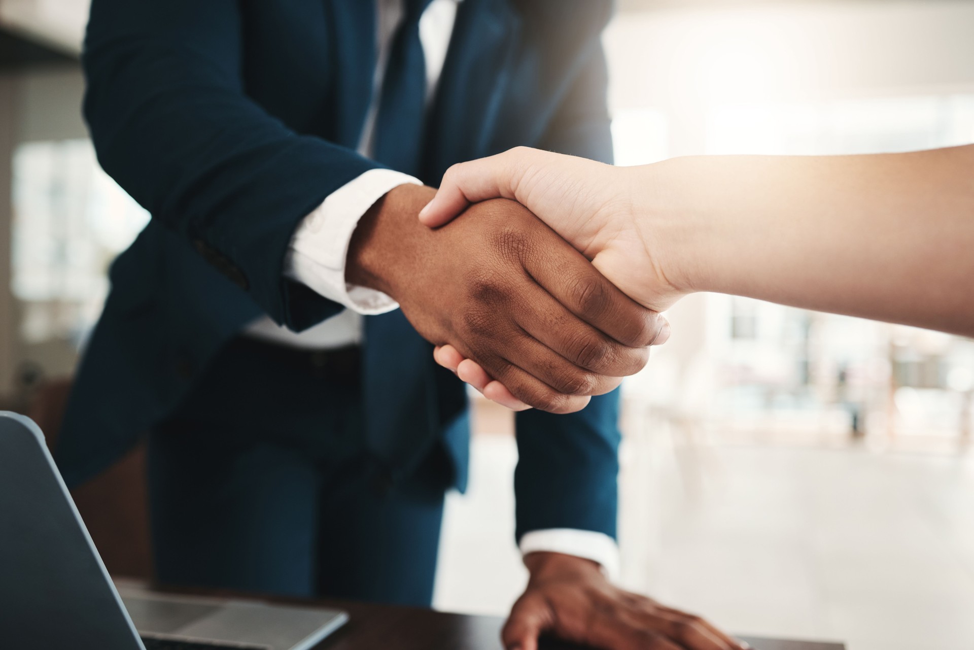 Stretta di mano professionisti per accordo partnership, siti web professionali Facilesito.it in 72 ore